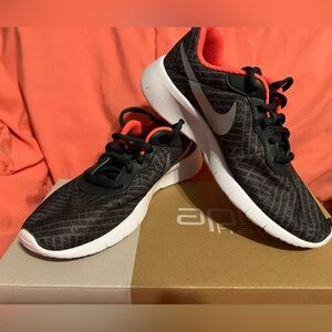 NEW 3.5 Girls NIKE Tanjun Print Sneakers